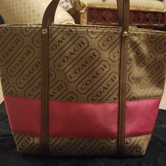 Coach Handbags - PRICE DROP! Coach bucket shoulder bag